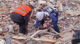 工程人員在現場尋獲大量百鈔。（圖／翻攝畫面）