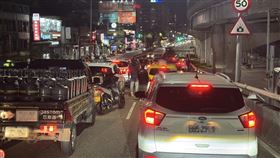 疑似因前方水泥車煞車失控，而不慎追撞前車。（圖／翻攝畫面）