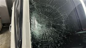 歌手邱軍去年12月27日開車撞到2名排班計程車司機後逃逸，事隔2天後才到案，他辯稱以為撞到石頭，沒有酒駕。警方循線追查，邱軍肇事後即把車輛開到北市內湖區一家車廠維修，不料因年底保修車輛爆滿，警方到車廠扣車時車輛尚未維修，肇事車右前擋風玻璃碎裂、右後照鏡毀損斷裂，因此懷疑邱軍企圖滅證。