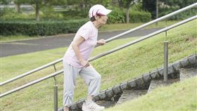 但看看身邊上了年紀的長輩若出現身高變矮、駝背、腰酸等，可能都是骨鬆的徵兆。