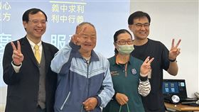 魏伯伯（左二）開心的跟健保署長石崇良（左一）、陳宏麟醫師（右）合影。（圖／記者簡浩正攝影）