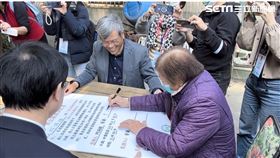 阿滿姨（紫衣者）在健保署長石崇良、員郭醫院院長郭鐘添等人見證下，簽署預立醫療決定。（圖／記者簡浩正攝影）