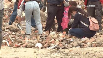 瓦礫堆撿家當難度高　受災戶嘆：浪費時間