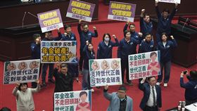 立院三讀通過警察年改立法院會7日三讀通過警察人員人事條例修正草案，將警職退休金所得替代率提高至80%。朝野立委在法案三讀時，分別舉出標語表達各自立場。中央社記者徐肇昌攝  114年1月7日