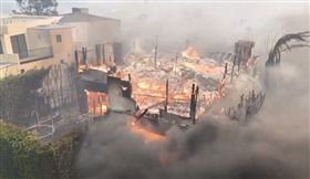 加州野火肆虐！金球獎男星豪宅燒毀畫面曝(圖/翻攝page six)