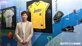 ▲中職退役球星官大元出席臺北大巨蛋文物展，和自己出借的實戰球具合影。（圖／記者劉彥池攝影）