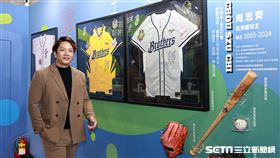 ▲中職退役球星周思齊出席臺北大巨蛋文物展，和自己出借的實戰球具合影。（圖／記者劉彥池攝影）