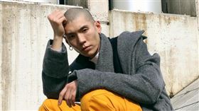 超模歌手杜威蟄伏一年不務正業玩斜槓孵出新歌〈半半神〉。（圖／丹藍國際 提供）