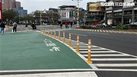 天母畢卡索標線再惹議！突加裝「一整排防撞桿」居民狂怨：真的醜爆。（圖／記者鍾昀軒攝影）