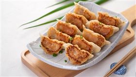 勿用！！！！！！鍋貼熱量高？吃多會洗腎？市售鍋貼煎法大公開！