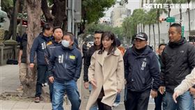 ▲高虹安抵達高院時，和守在庭外的支持者打招呼，對於媒體追問則笑而不答。（圖／記者楊佩琪攝）