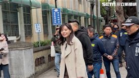 ▲高虹安抵達高院時，和守在庭外的支持者打招呼，對於媒體追問則笑而不答。（圖／記者楊佩琪攝）