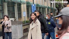 ▲高虹安抵達高院時，和守在庭外的支持者打招呼，對於媒體追問則笑而不答。（圖／記者楊佩琪攝）