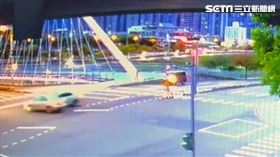 台中,北屯,墜橋,車禍,闖紅燈,姊弟（圖／翻攝畫面）