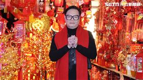 鄉土歌王七郎逛春聯大街。（圖／記者鄭孟晃攝影）