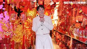 沈建豪逛春聯大街。（圖／記者鄭孟晃攝影）