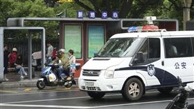 2024年6月24日下午，一對等候校車接送的日籍母子遭嫌犯持刀行兇。（圖／美聯社／達志影像）