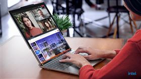 ThinkBook Plus Gen 6 Rollable突破既有形式，創新捲動式螢幕可從14吋垂直延伸至16.7吋，提供更靈活的使用體驗。