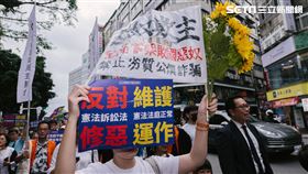 ▲1116律師界守護憲法遊行，民眾舉各式抗議標語參與（圖／記者楊士誼攝影）