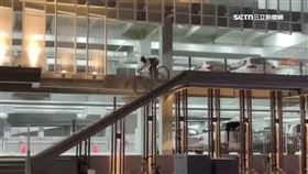 停車場變極限運動場　單車樓梯俯衝卻難罰