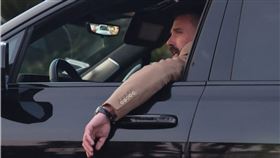 班艾弗列克被捕捉到逃難畫面。（圖／達志影像）