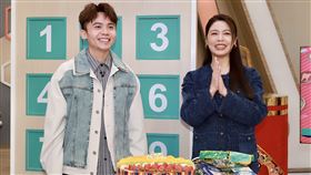 白家綺（右）幫黃豪平慶生。（圖／民視提供）