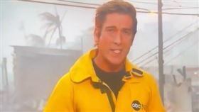 美國ABC，型男主播，大衛繆爾（David Muir），衝洛杉磯野火現場轉播，消防外套夾夾子，腰身，網罵翻(圖／翻攝自X)