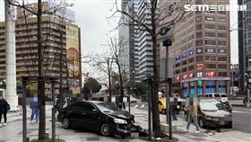 北市轎車衝上統一時代百貨前人行道。（圖／翻攝畫面）