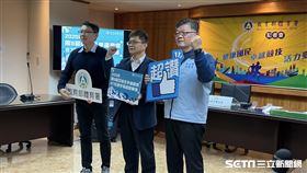 亞洲冬季運動會將於今年2月7日起於中國哈爾濱舉行，台灣總計派出67位選手參戰。左起教育部體育署競技運動組洪義筌科長、房瑞文副署長、藍坤田組長。（圖／記者蔡厚瑄攝影）