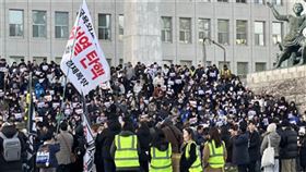 韓國國會前燭光集會韓國最大在野黨共同民主黨4日下午發起集會，邀請不滿這次戒嚴事件及尹錫悅政府執政的民眾到國會大樓前階梯重現燭光集會。中央社記者廖禹揚攝 113年12月4日