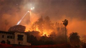 美國洛杉磯野火肆虐，災情頻傳，有關當局更下令10萬多名民眾撤離，總統拜登今（9）日宣布加州進入聯邦緊急狀態。（圖／路透社／達志影像）