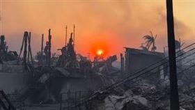  美國ABC，型男主播，大衛繆爾（David Muir），衝洛杉磯野火現場轉播，消防外套夾夾子，腰身，網罵翻(圖／翻攝自David Muir IG)