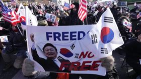 尹錫悅的支持者不懼寒流，駐守在總統官邸附近誓言要保護他不受逮捕。（圖／美聯社／達志影像）