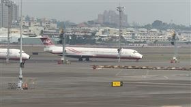 遠東航空有2架飛機停在高雄小港機場停機坪。（圖／翻攝畫面）