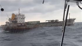 外籍貨輪疑致海底電纜損壞  海巡攔查野柳東北方海域的海底國際電纜發生損壞，中華電信研判疑似為一艘喀麥隆籍貨輪（圖）造成，海巡獲報出動巡查並發現肇事貨輪，當場攔查要求至基隆港外海接受調查。（海巡署提供）中央社記者劉建邦傳真 114年1月4日