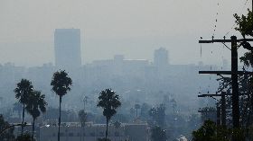 洛杉磯野火 市區籠罩在煙塵中