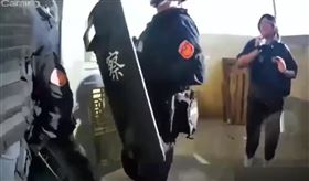 彰化人，每天被詐騙1千萬，警連破2道門攻堅，破詐團據點逮5車手，鹿港(圖／翻攝畫面)