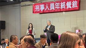 基隆市警局前天（8日）晚間舉辦刑事餐會，席間市警局長翁群能與同仁敬酒，他與一名女偵查佐互動擁抱時，雙方臉頰短暫碰觸，女偵查佐疑因此感到不舒服，事後向同為警職的男友訴說此事，消息傳開後，引發疑似性騷擾爭議。