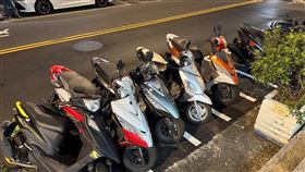 停在路旁的一排機車也被波及。（圖／警方提供）