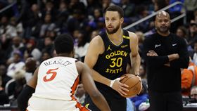 ▲柯瑞（Stephen Curry）全場投進2顆三分球，但抓下本季新高10個籃板。（圖／路透社／達志影像）