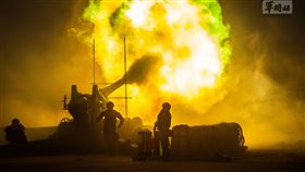 陸軍金門防衛指揮部聯合反登陸作戰操演，砲兵部隊實施反舟波射擊，威力驚人（圖／軍聞社提供）