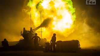 步槍兵被訓話暴走！對長官使出連環搥胸技