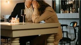 竹科男相親時遇到了自己的初戀，覺得2人一拍即合，沒想到交往一陣子後才偶然發現對方已經是人妻，而人妻還苦苦哀求原PO，只要給予經濟援助，她就會立刻跟老公離婚，讓竹科男相當為難。（示意圖／pexels）