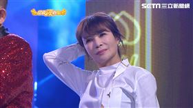 ▲蔡秋鳳在演唱到一半突然中斷，隨即轉身離場不再繼續（圖／超級夜總會）