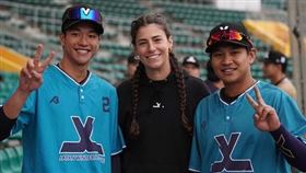 ▲傳出中信兄弟網羅女打教Sarah Edwards，先前與張仁瑋、許庭綸在日本冬盟合照。（圖／翻攝自Sarah Edwards IG）