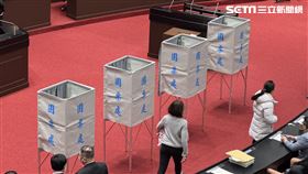 立法院對憲訴法覆議案進行記名投票。(圖/記者陳怡潔攝影)