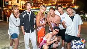 朵拉(左起)、王子、小煜、小杰、威廉、敖犬、阿緯泰國體驗猛男桌邊服務。（圖／TVBS提供）
