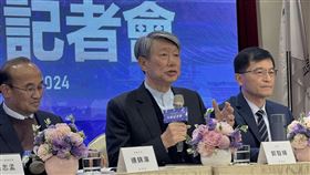 經濟部長郭智輝表示，將協助台商前往海外投資。