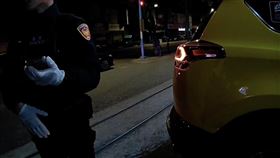 警方知悉後，連忙協助李男送醫。（圖／翻攝畫面）