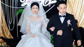 幼兒園同學扮夫妻，走紅毯，20年後「真結婚」，場景複製I(圖／曬攝自微博)